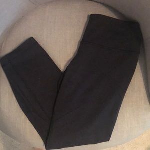 Lululemon size 6 black cropped leggings